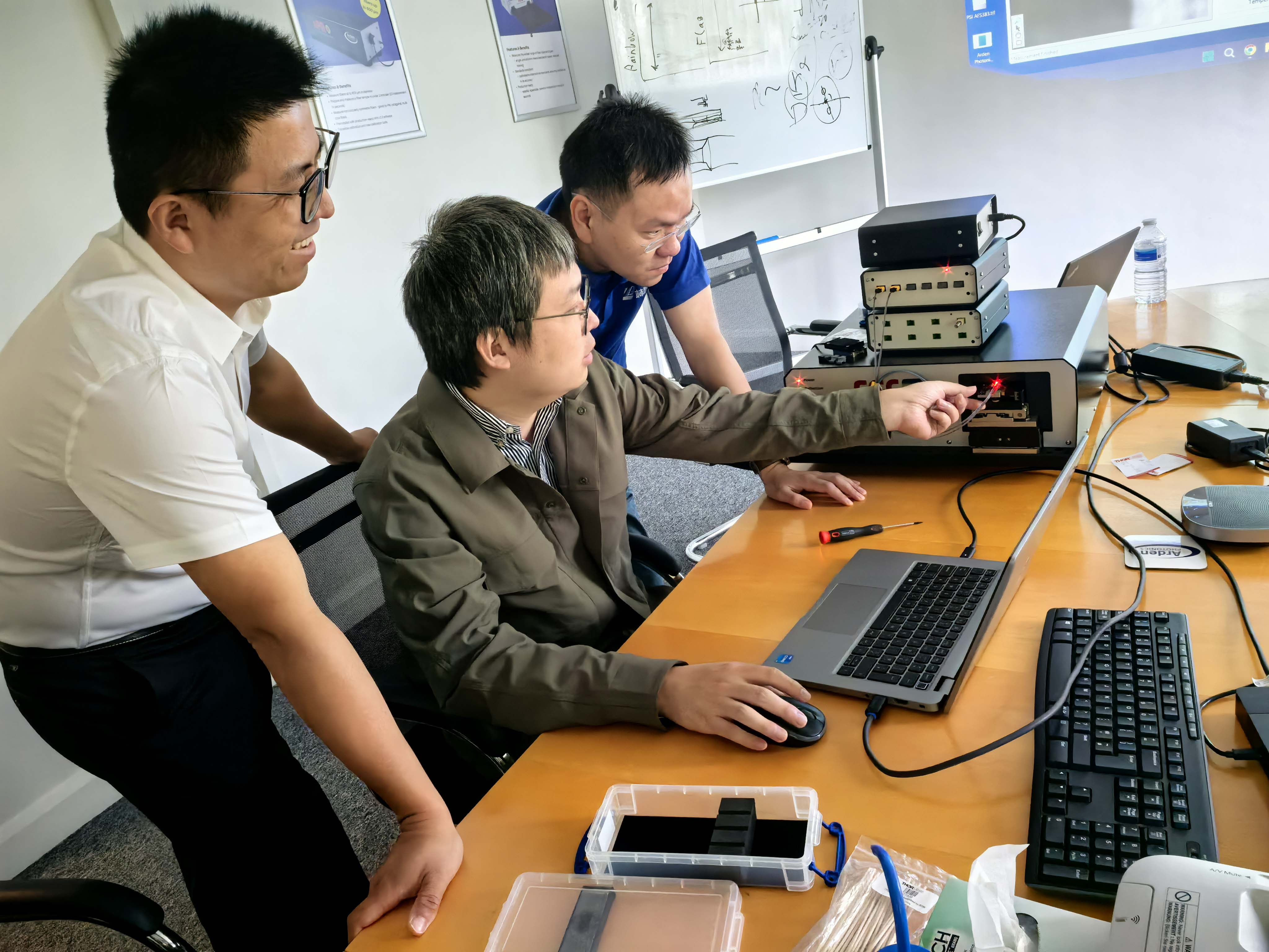 z4 銷售技術(shù)自己動手實際(jì)操作使用新款設備.jpg z4 銷售技術自己動手實際操(cāo)作使用新款設備.jpg