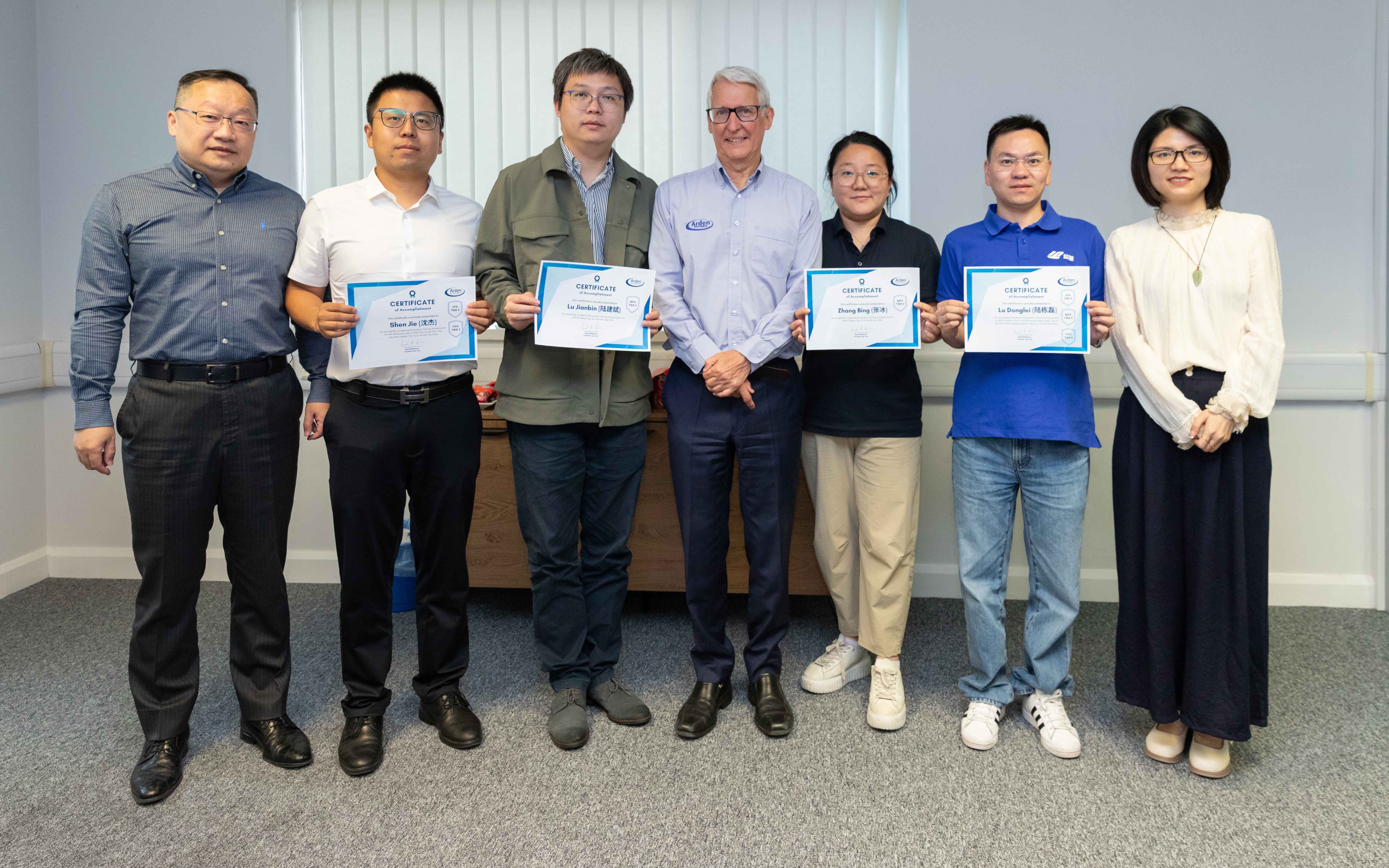 z6英國Arden公司總裁(cái)David對草莓秋葵菠萝蜜黄瓜丝瓜榴莲污污污(pǔ)銷售和技術支持頒發認證證書.jpg z6英國Arden公司總裁David對(duì)草莓秋葵菠萝蜜黄瓜丝瓜榴莲污污污(pǔ)銷售和技術支(zhī)持頒發(fā)認(rèn)證(zhèng)證書.jpg